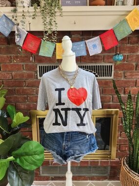 Official I ❤️ NY Gray Graphic T-Shirt | New York City Souvenir Tee | Unisex